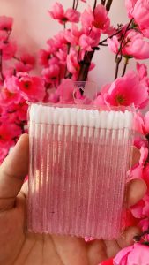Pincel aplicado de batom e Gloss